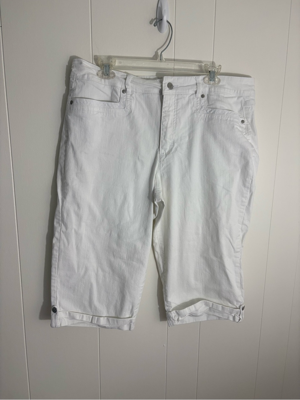 Gloria Vanderbilt White Women’s Skimmer Bermuda Shorts